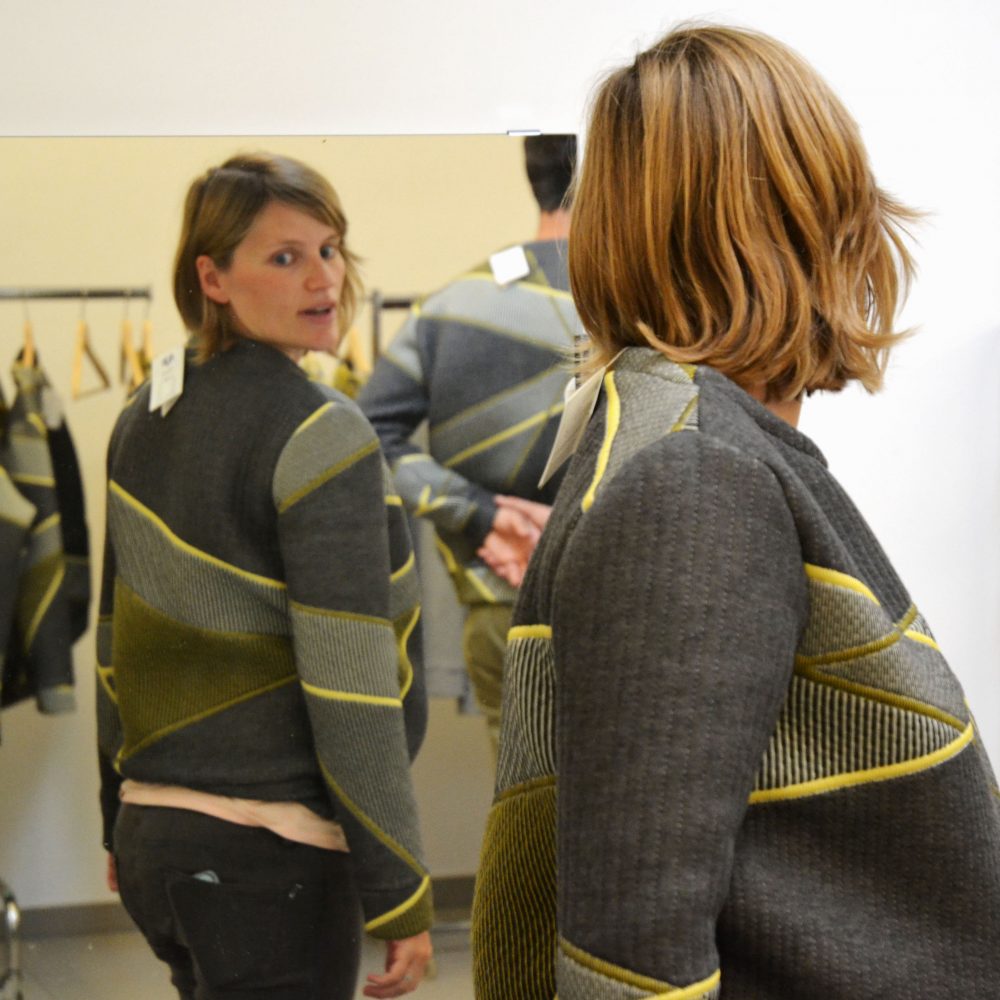launch studio ama sweater meisje met spiegel