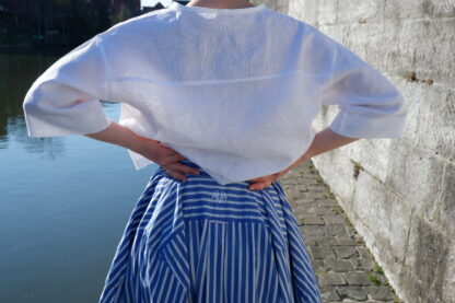 Rok OSCAR in hemden stof, blauw en wit, gerecycleerd textiel van Ecoso, sociaal en lokaal geproduceerd, fashion in Gent.